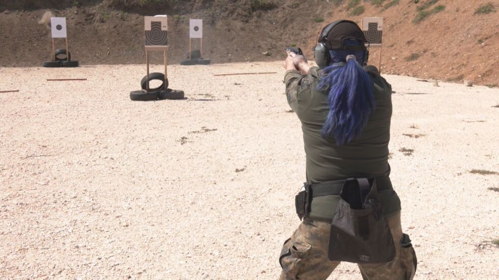Нежни, но точни с мерника: Турнир по стрелби с пистолет с 51 дами от сектор „Сигурност“