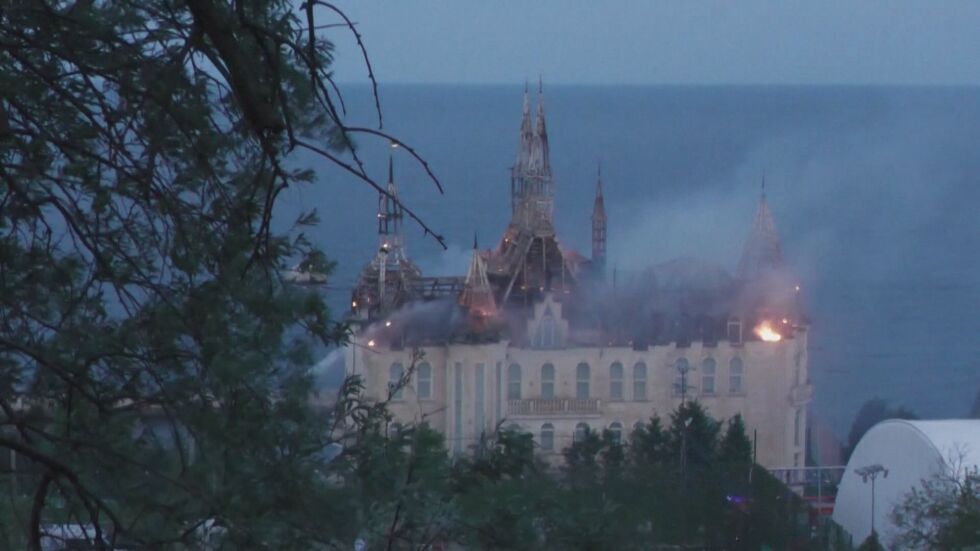 „Замъкът на Хари Потър“ гори в Одеса (ВИДЕО и СНИМКИ)