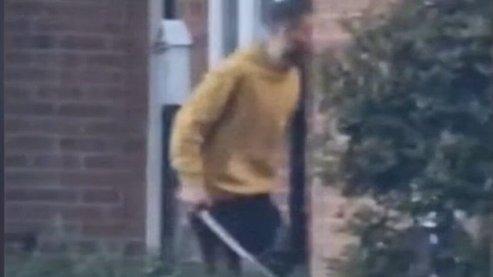  „ Това е нещо, което не искаш да видиш “: Въоръжен с меч мъж вилня по лондонските улици 
