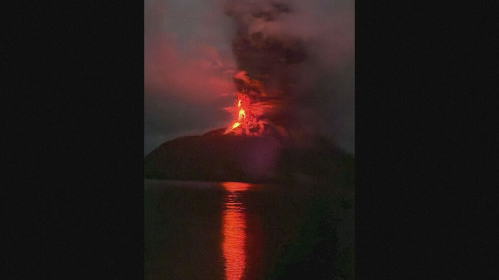  Повторно изригване на вулкана Руанг единствено за месец (ВИДЕО) 