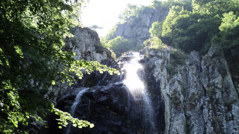 Спасяват паднал катерач в района на Боянския водопад