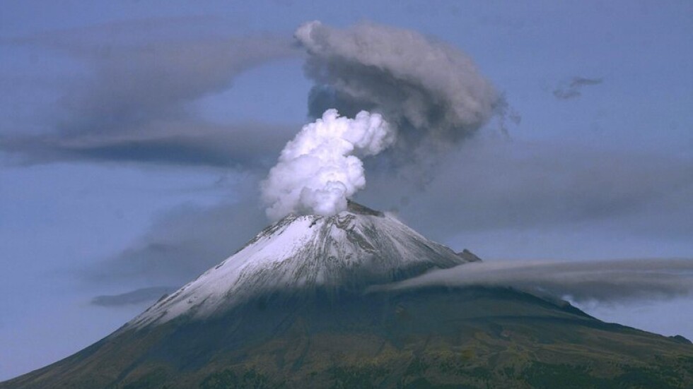 Евакуация: Вулканът Убинас в Перу се активизира
