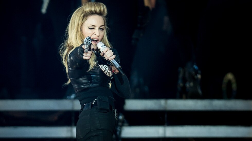 Мадона призова за контрол над оръжията с новия си клип 