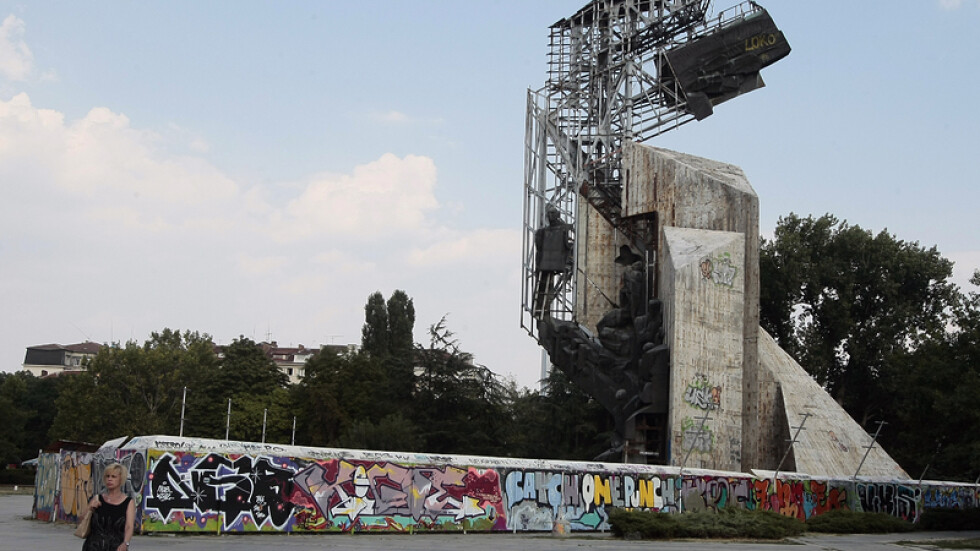 Кметът на София: Моментът за реставрация на паметника пред НДК отдавна е отминал