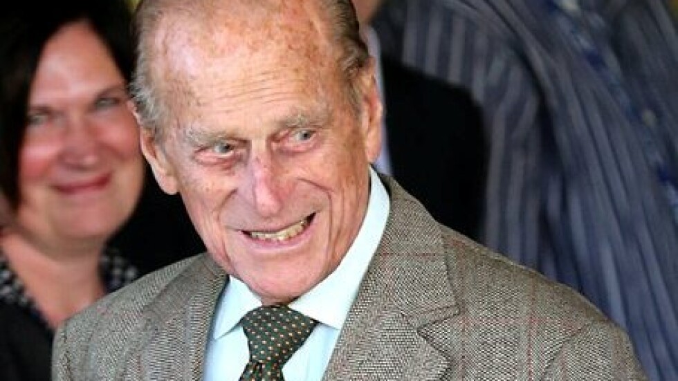 Принц Филип напусна болницата усмихнат
