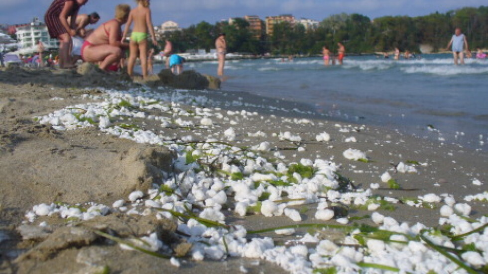 Мазни топчета изплуват на още плажове по Южното Черноморие 