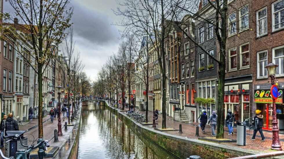 Защо Амстердам гони британски туристи?