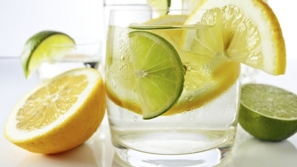 Пийте водата с лимон в летните горещини 
