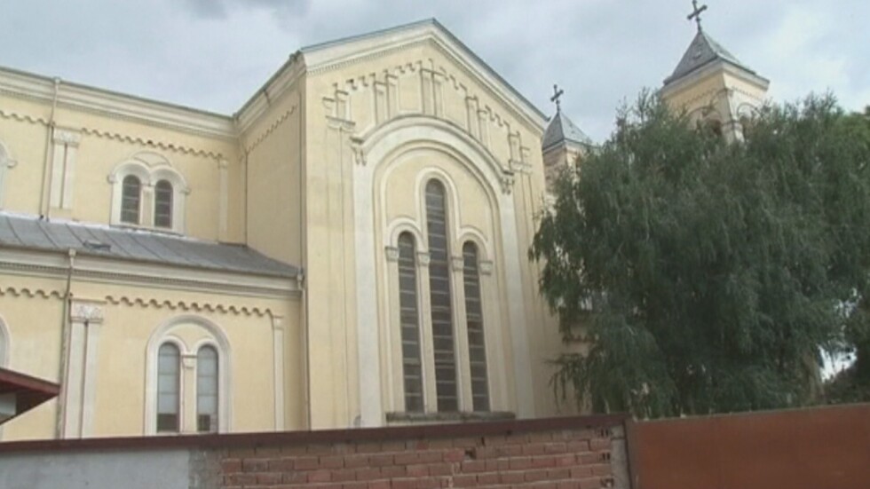 Католически свещеник вързал и бил 6-годишно момче в Раковски