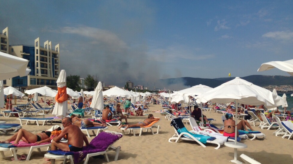 Пожар изплаши жители и почиващи на Слънчев бряг (СНИМКИ и ВИДЕО)