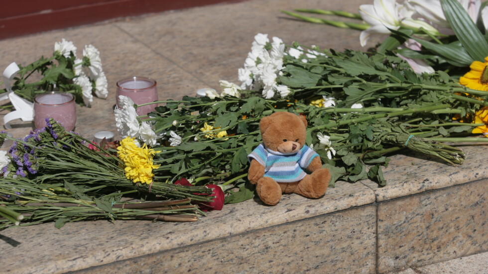 Цветя и свещи пред президентството в памет на Филип 