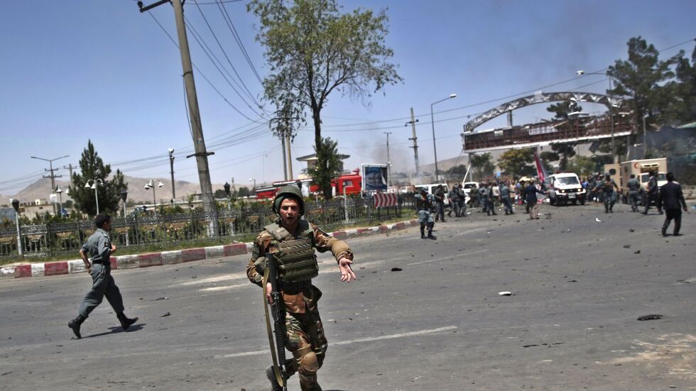 Кола бомба избухна на летището в Кабул (СНИМКИ И ВИДЕО)
