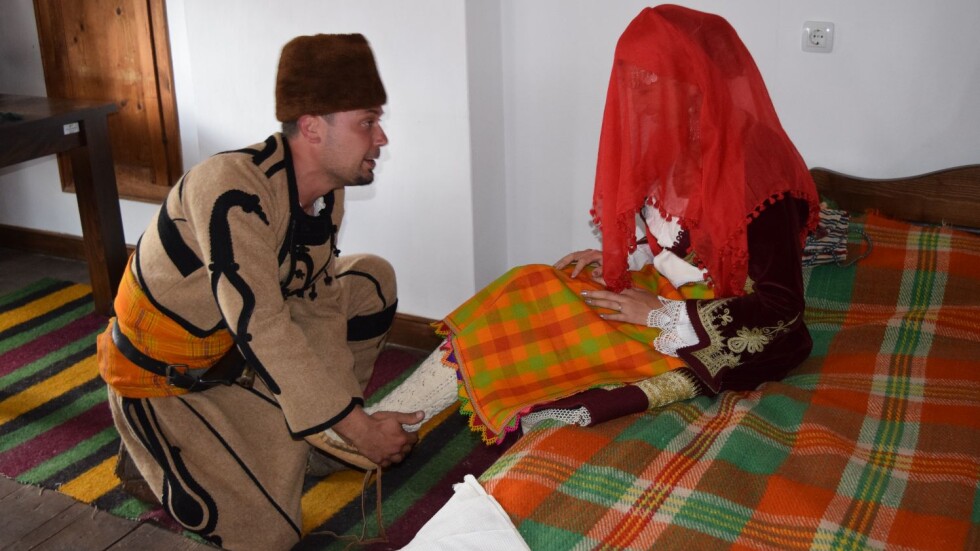 Младоженци спретнаха традиционна родопска сватба в Смолян (СНИМКИ и ВИДЕО)