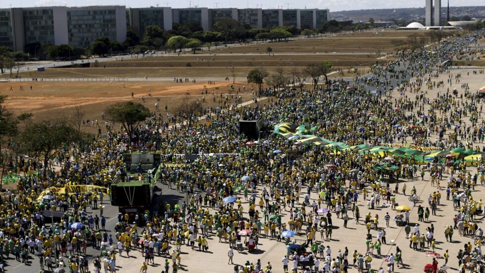 Хиляди бразилци отново излязоха на протест срещу Дилма Русеф