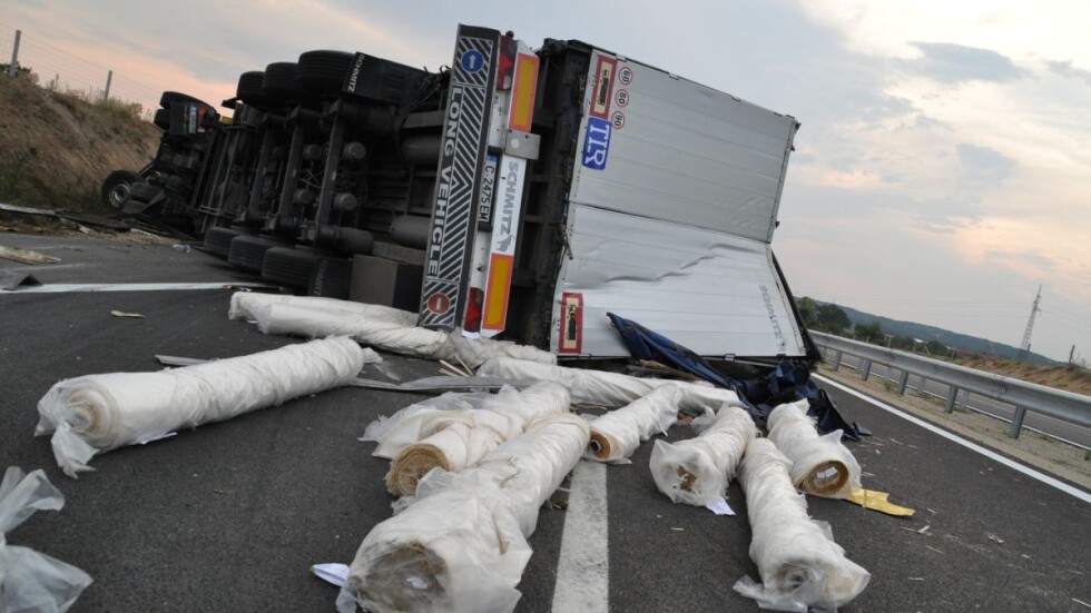 Шофьор на камион загина при тежка катастрофа на АМ "Марица"