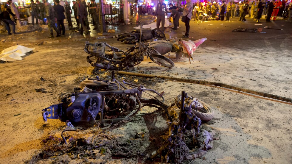 Огромна бомбена експлозия разтърси Банкок и взе жертви (СНИМКИ И ВИДЕО)
