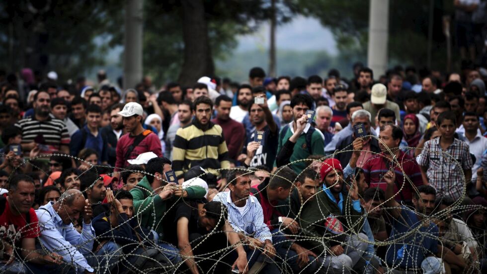 Хиляди имигранти щурмуваха македонската граница (СНИМКИ)