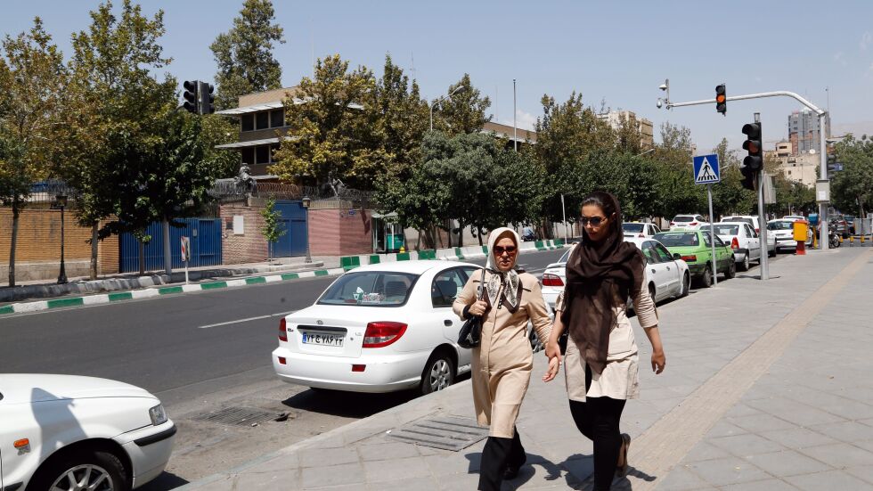Великобритания отвори посолството си в Иран