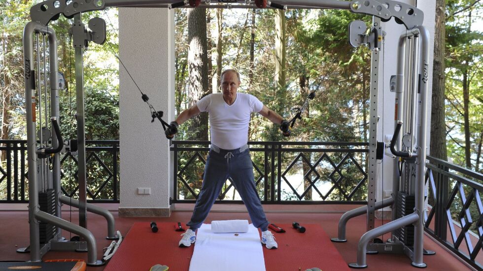 Хора от народа: На фитнес, скара и чай с Путин и Медведев