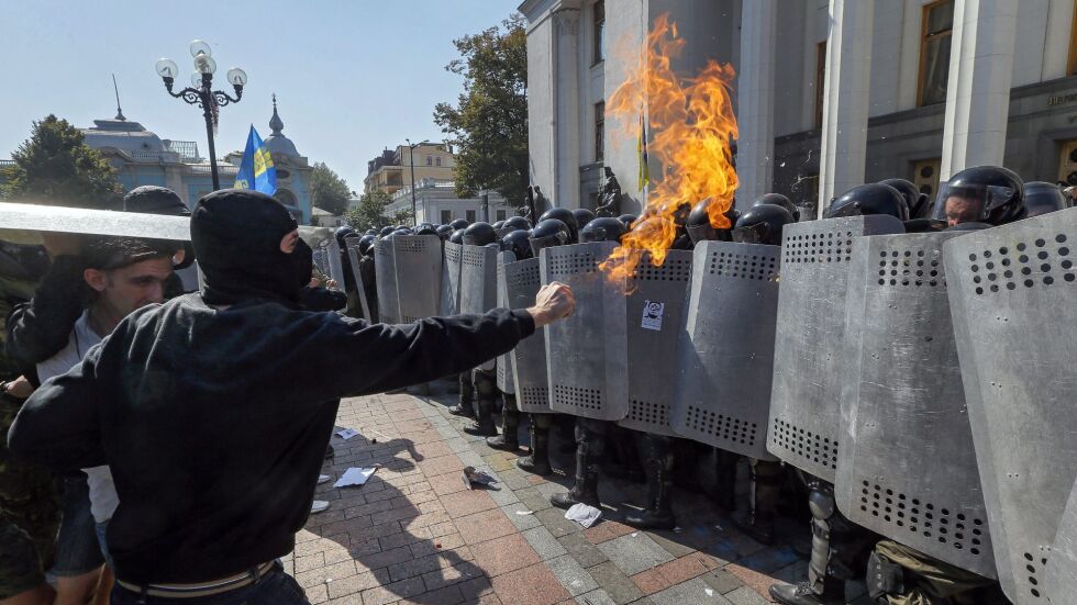 Украйна дава повече автономия на сепаратистите, в Киев избухнаха протести (ВИДЕО)