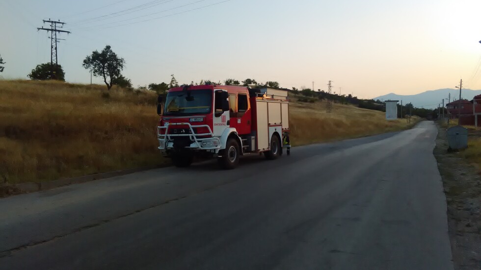 С пет пожарни коли гасят огън в землището на община Калояново