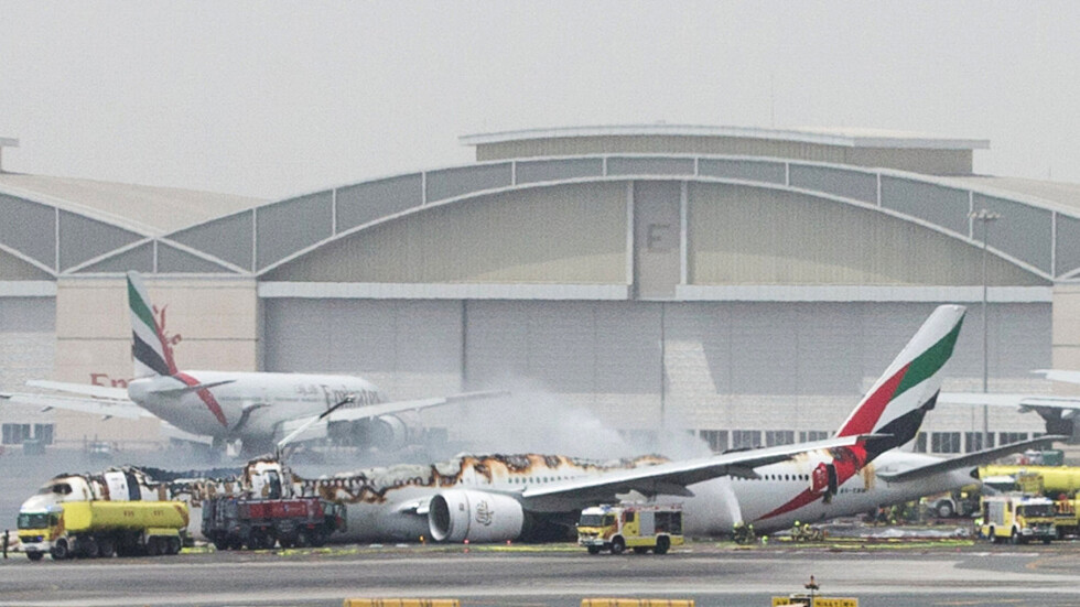 Самолет се запали при кацане в Дубай (ВИДЕО)