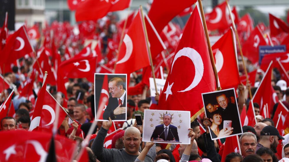 Германски политици са обезпокоени от влиянието на Анкара върху турците в Германия