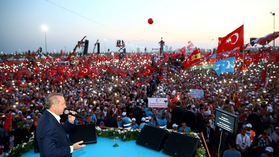Ердоган, военни, опозиция и поне милион граждани срещу метежа