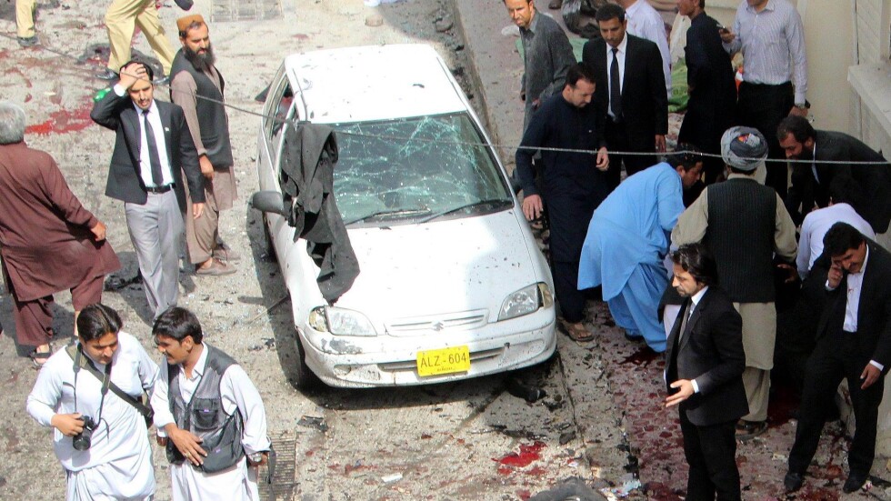 Близо 70 души загинаха при бомбен атентат в Пакистан (СНИМКИ и ВИДЕО)