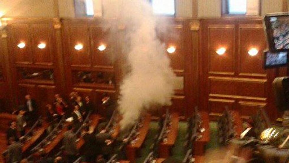 Пак пуснаха сълзотворен газ в парламента на Косово