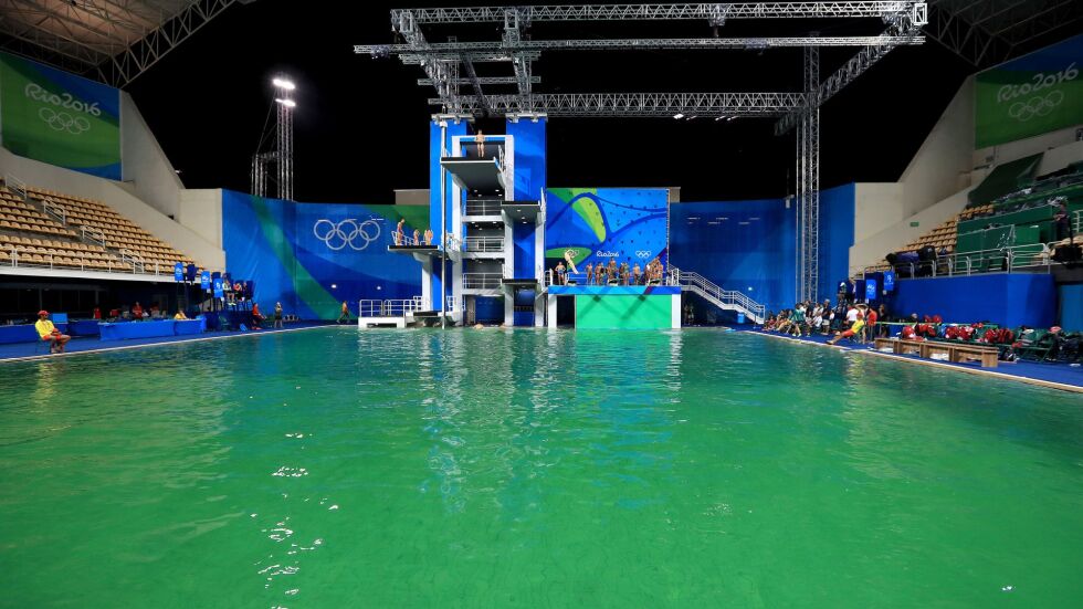 Защо олимпийският басейн е зелен? 