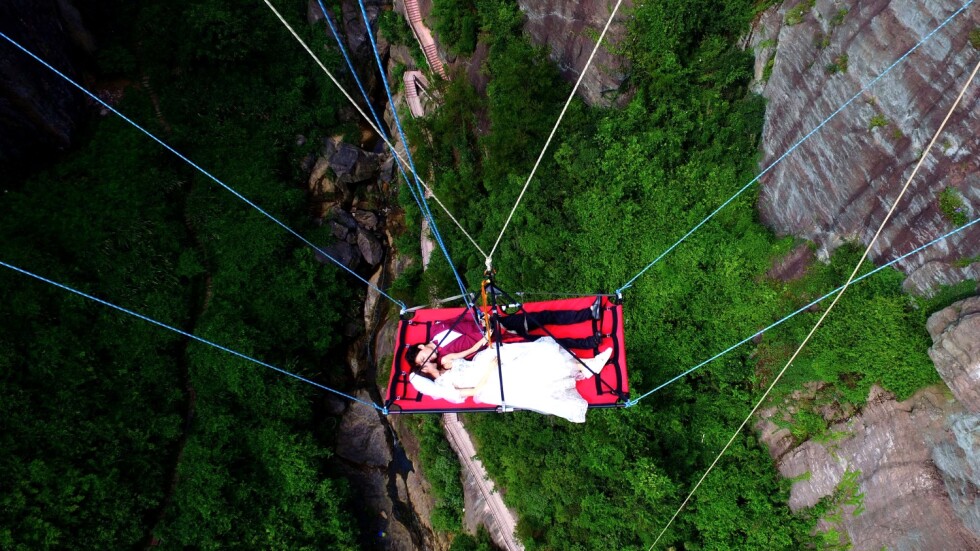Китайски младоженци висяха от 180-метров мост на сватбения си ден
