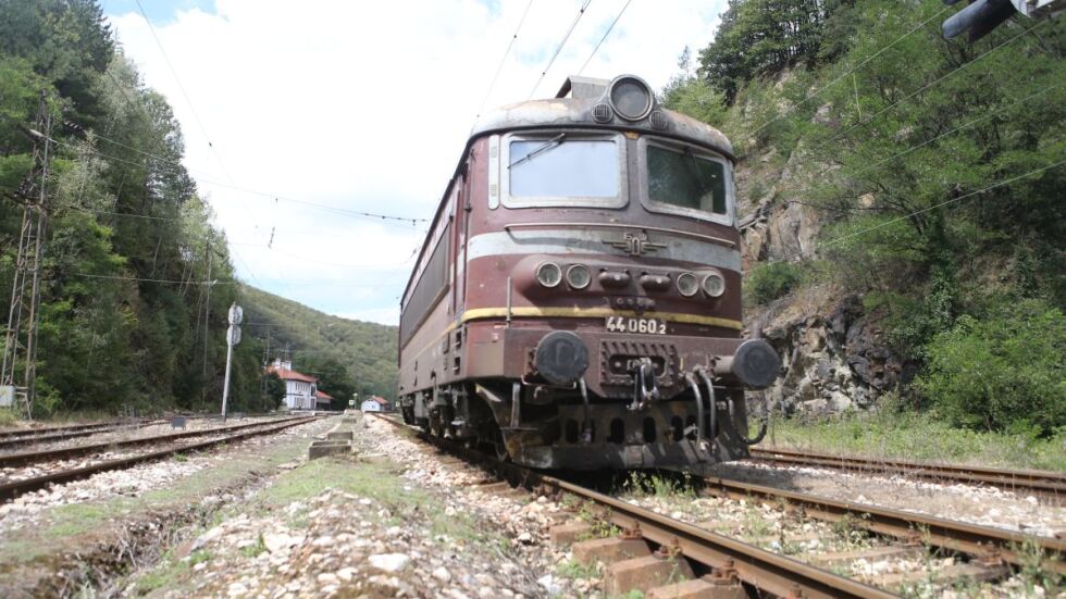 БДЖ спира временно 14 пътнически влака, за да ползва локомотивите за други композиции 