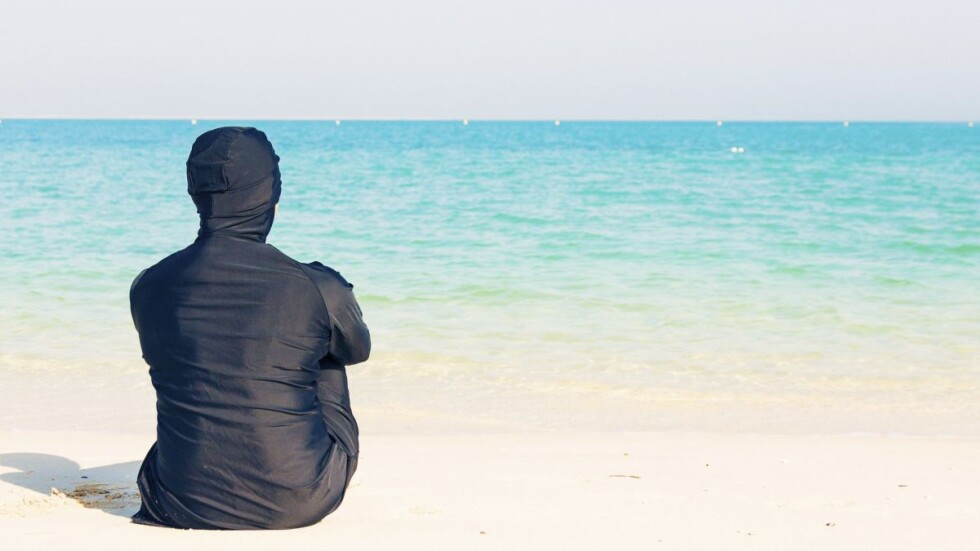 Кметът на Кан забрани носенето на буркини на плажа 