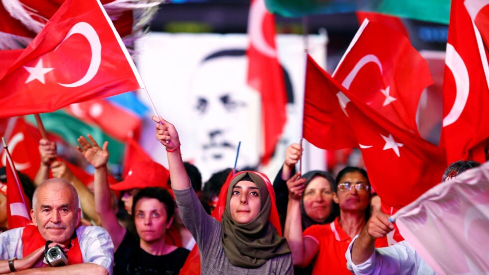 Месец след преврата: Чистката в Турция продължава
