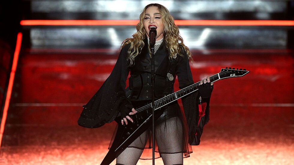 Фен съди Мадона – преместила концерта си за по-късен час