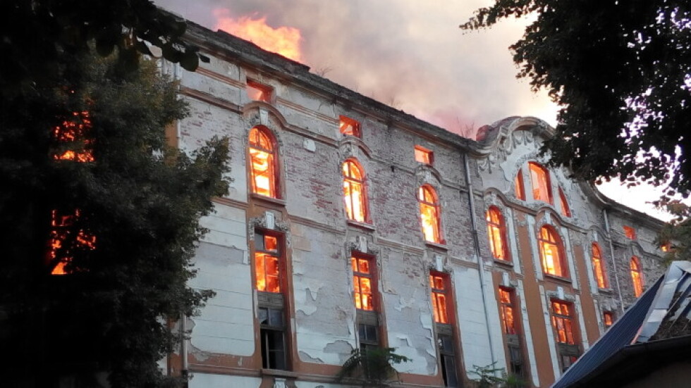 Пловдив: Пожар гори в тютюневите складове, три сгради са засегнати (СНИМКИ)