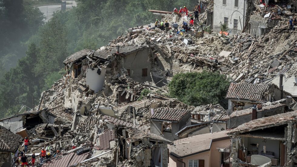 Силно земетресение взе близо 160 жертви в Италия (ОБЗОР)