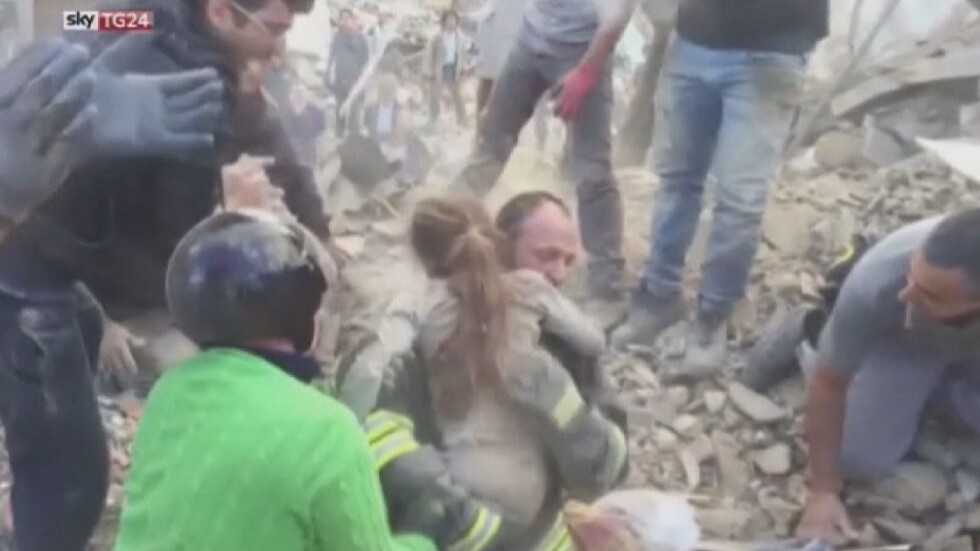 17 часа след труса в Италия: Извадиха невредимо момиче от руините