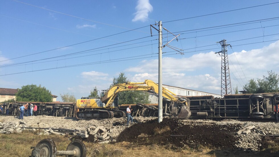 Седем вагона с въглища дерайлираха между гарите Костинброд и Петърч 