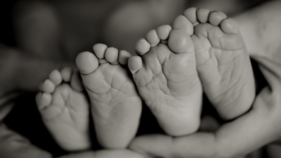 Жена от Айтоско роди близнаци – едното в линейка, а второто в болница