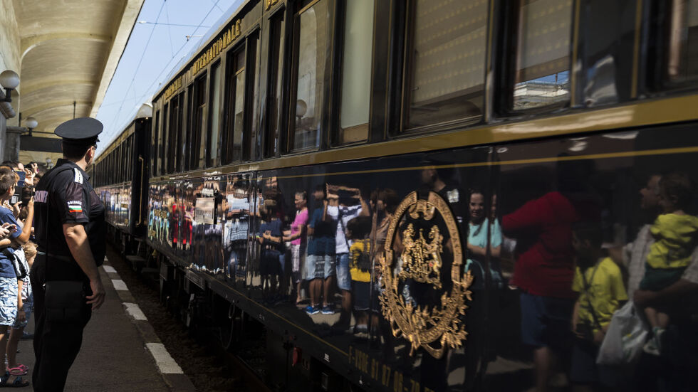 Десетки посрещнаха легендарния влак "Ориент Експрес" в Русе (ГАЛЕРИЯ)