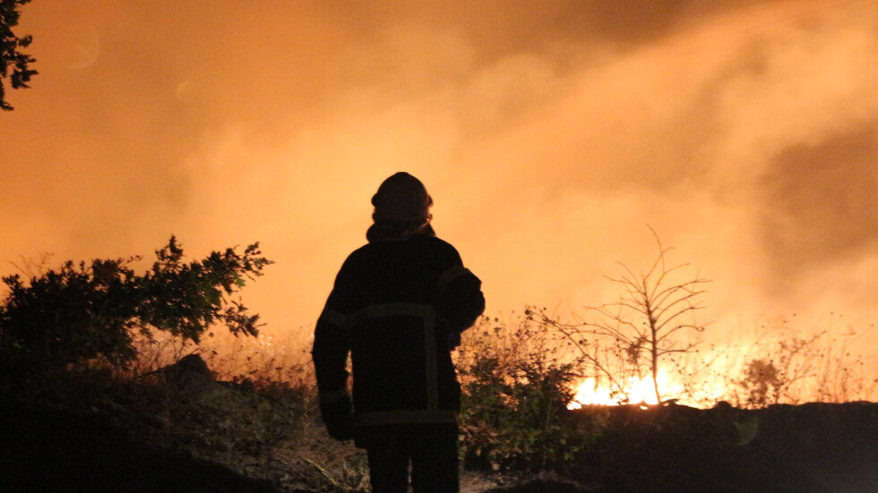 Пожарът край Тополовград не е локализиран