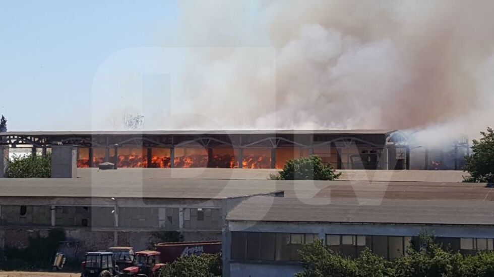 Огромен пожар гори в Поповица