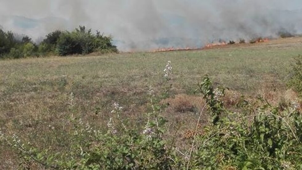 Голям пожар бушува в бургаското село Изворище