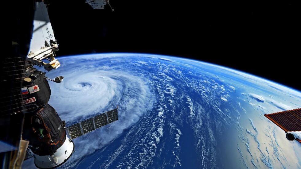 Най-мощният тайфун за 2017 г. изглежда страшен даже от Космоса (СНИМКИ)