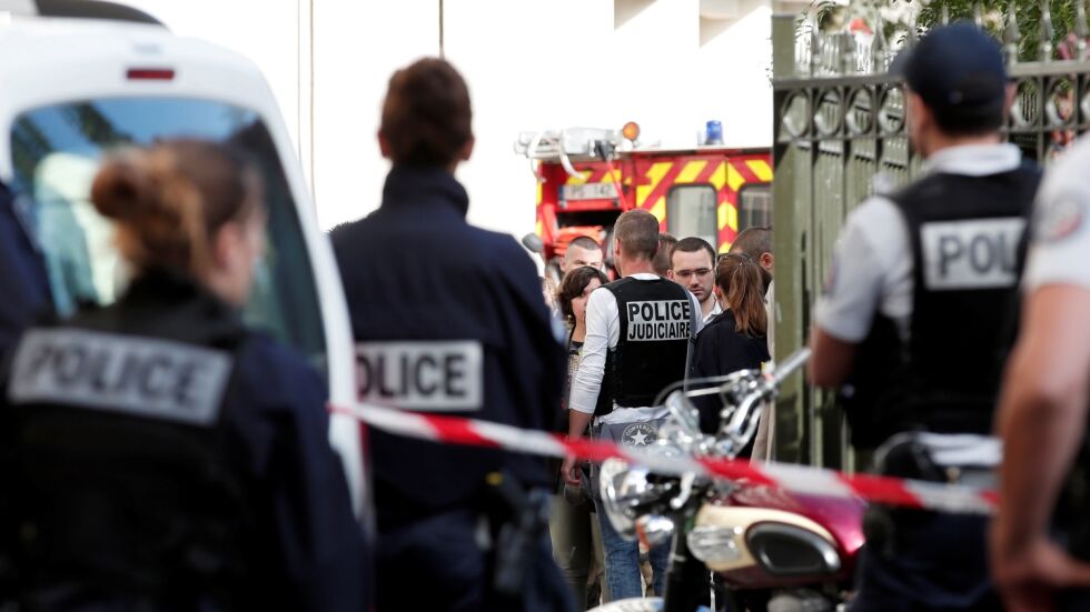 Автомобил удари войници в предградие на Париж, шестима са ранени