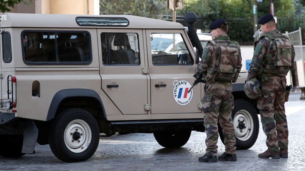 Нападението край Париж вече се разследва като възможен акт на тероризъм