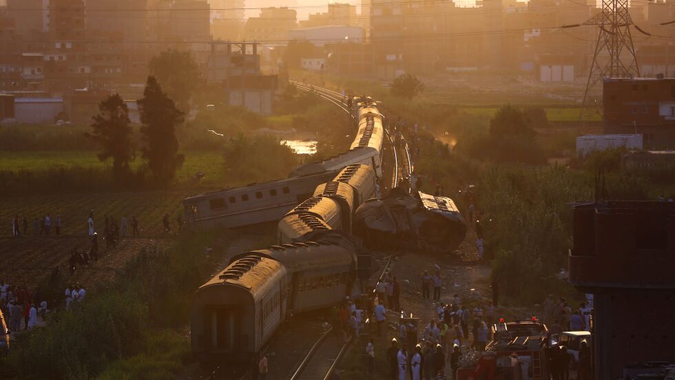 Броят на жертвите на влакова катастрофа в Египет нарасна на 49 (СНИМКИ И ВИДЕО)