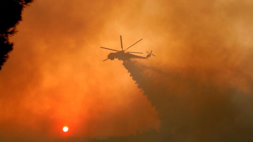 Голям горски пожар бушува на 80 км от Атина